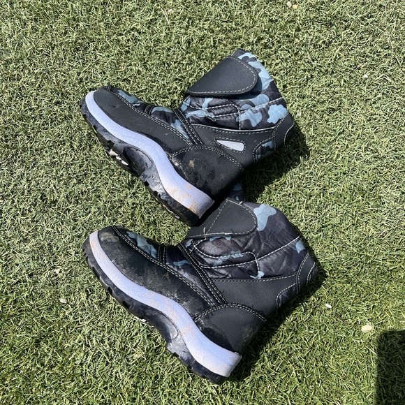 Toddler snowboots size 8 - Picture 3 of 3